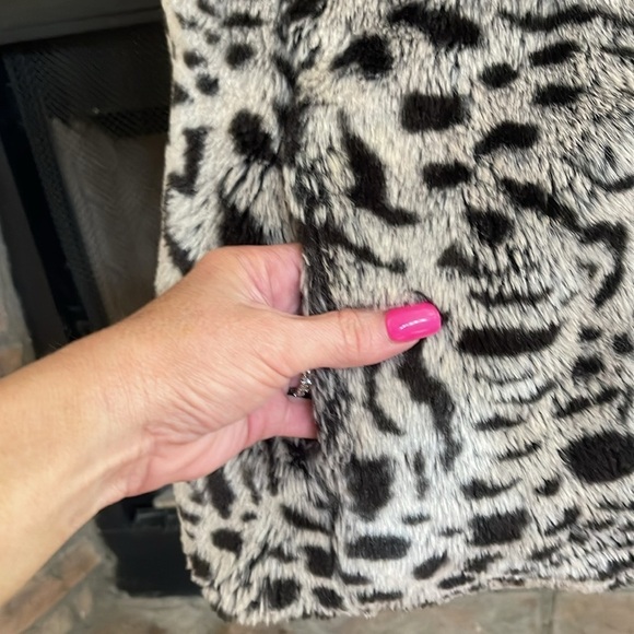 Black and white reversible vest with hood and front pockets. Size Large. - Picture 4 of 8